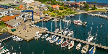 Yachthafen - Nähe Stadt - Dänemark - Marina Toft Stege mit Kran - Marina Toft