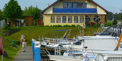 Yachthafen - W-LAN - Sportboothafen-Haldensleben, Blick zur Hafenterasse mit Gastätte - Sportboothafen Haldensleben