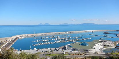 Yachthafen - Stromanschluss - Italien - Capo d' Orlando Marina, mit Blick auf die Aeolischen Inseln - Capo d' Orlando Marina