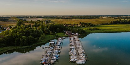 Yachthafen - Duschen - Region Usedom - Luftaufnahme Hafen Krummin von der Wasserseite - Naturhafen Krummin