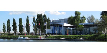 Yachthafen - am Fluss/Kanal - Wien - Verwaltungsgebäude
- Restaurant
- Bootsfahrschule 
- Werkstatt - Marina Wien