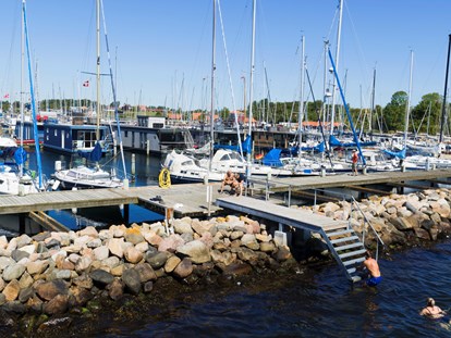 Yachthafen - Bewacht - Dänemark - Mit der Leiter direkt ins kühle Nass vom F-Steg in Marina Minde - Marina Minde 