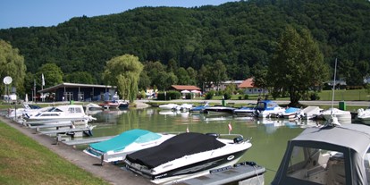 Yachthafen - am Fluss/Kanal - Ostbayern - kleiner Hafen - Ansicht Richtung Terminal - Boote bis 9 Meter - Hafen Obernzell