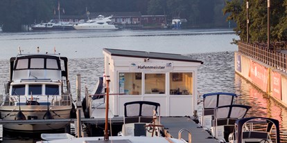 Yachthafen - allgemeine Werkstatt - Berlin - Hafenbild mit Hafenmeisterbüro - Altstadthafen Berlin Spandau
