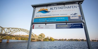 Yachthafen - W-LAN - Berlin-Stadt - Hafentafel, die von See aus zu sehen ist! - Altstadthafen Berlin Spandau
