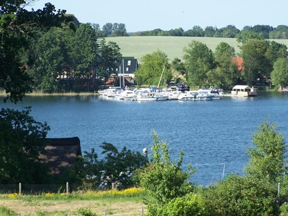Yachthafen - Duschen - Plauer See - Marina Fischerei Alt-Schwerin von der Insel Werder aus; - Fischerei Alt Schwerin