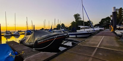 Yachthafen - Flusslandschaft Elbe - Boots Club Drage