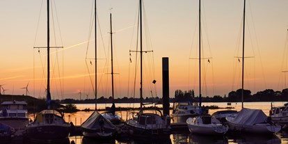 Yachthafen - Flusslandschaft Elbe - Boots Club Drage