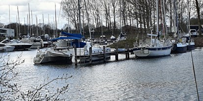 Yachthafen - Toiletten - Niedersachsen - Der Versorgungssteg als Liegeplatz. - Marina Hooksiel