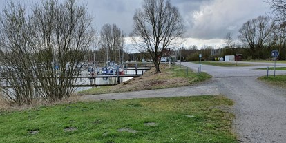 Yachthafen - am Meer - Niedersachsen - Parkplatz und Slipbahn - Marina Hooksiel
