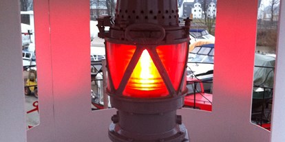 Yachthafen - allgemeine Werkstatt - Leuchtturm Licht - Yachthafen Seelze