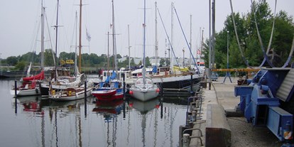 Yachthafen - Stromanschluss - Schleswig-Holstein - Blick auf den Servicekai - Trave Werft