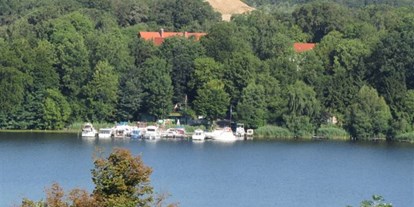 Yachthafen - Frischwasseranschluss - Binnenland - Blick über den Möllner Ziegelsee auf den Sportboothafen - Möllner Motorboot Club e.V. am Ziegelsee