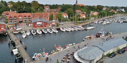Yachthafen - am Meer - Schleswig-Holstein - Blick vom unserem Hafen gegenüberliegenden ehemaligen roten Rundsilo / heute Restaurant - YSE Hafen Eckernförde