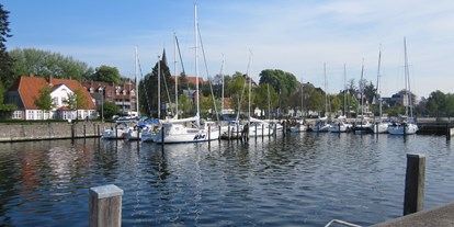 Yachthafen - Duschen - Blick voin der gegenüberliegende Pier der Fischkutter - YSE Hafen Eckernförde