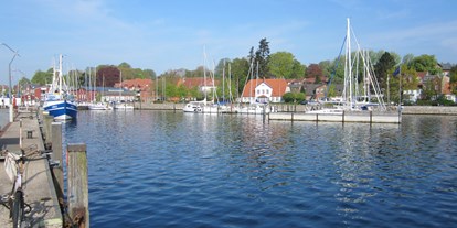 Yachthafen - Duschen - Gut geschützt liegt der Privathafen von Yachtsport Eckernförde im Eckernförder Stadthafen. - YSE Hafen Eckernförde