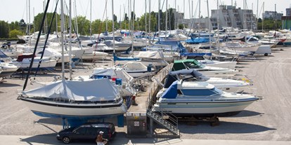 Yachthafen - W-LAN - Venedig - Dry Marina- "Hafen auf dem Trockenen".
Ihr Boot liegt das ganze Jahr über außerhalb des Wasser und die mit Strom, Wasser, Pump out System, Satelliten- Fernsehen und Internet WLAN ausgestatteten Stege verwandeln es in ein Ferienhaus. - Marina Punta Gabbiani