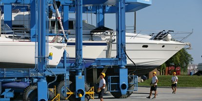 Yachthafen - Stromanschluss - Adria - 4 Travel- Lifts bis 80 Tonnen, für eine maximal ausgestattete Dry Marina. - Marina Punta Gabbiani