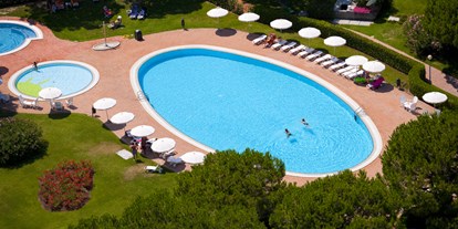 Yachthafen - Frischwasseranschluss - Adria - Mitten im Grünen liegen die Schwimmbäder der Marina Punta Gabbiani. - Marina Punta Gabbiani