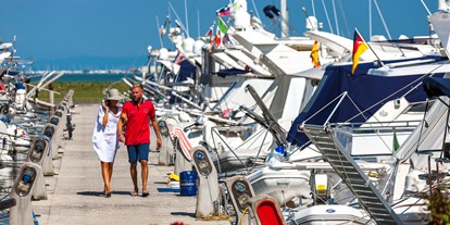 Yachthafen - Duschen - Friaul-Julisch Venetien - Jeder einzelne Bootsplatz ist mit allen notwendigen Serviceleistungen ausgestattet: Wasser, Strom, Sat-Fernsehen, Internet Wi-Fi, Pump out System. - Marina Punta Gabbiani