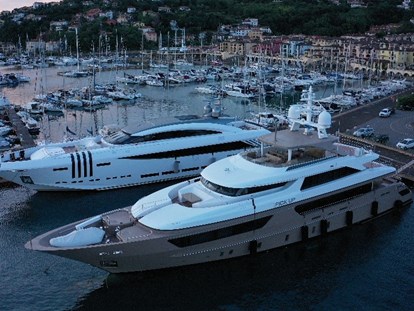 Yachthafen - Bewacht - Friaul-Julisch Venetien - Breiter Vorhafen mit Liegeplätzen für Maxi-Yachts - Porto San Rocco Marina Resort S.r.l.