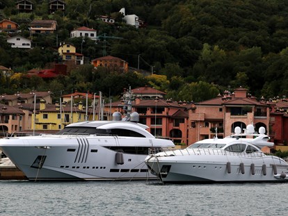 Yachthafen - Duschen - Italien - Liegeplätze im Vorhafen für Maxi-Yachts - Porto San Rocco Marina Resort S.r.l.