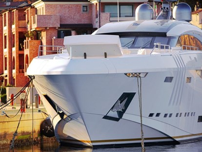 Yachthafen - Stromanschluss - Adria - Liegeplätze für Maxi Yachts bis 60 m L.ü.a. - Porto San Rocco Marina Resort S.r.l.