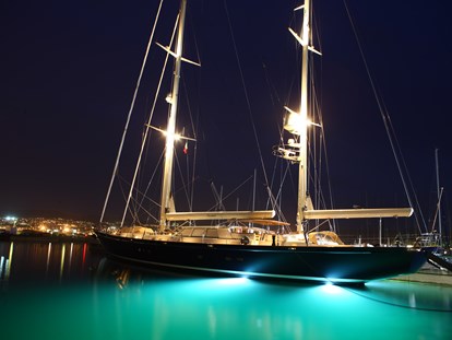 Yachthafen - Badestrand - Liegeplätze für Maxi Yachts bis 60 m L.ü.a. - Porto San Rocco Marina Resort S.r.l.
