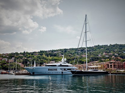 Yachthafen - Badestrand - Italien - Breiter Vorhafen mit Liegeplätzen für Maxi-Yachts - Porto San Rocco Marina Resort S.r.l.
