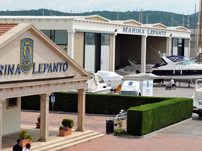 Yachthafen - Stromanschluss - Italien - Halle / Werft - Marina Lepanto