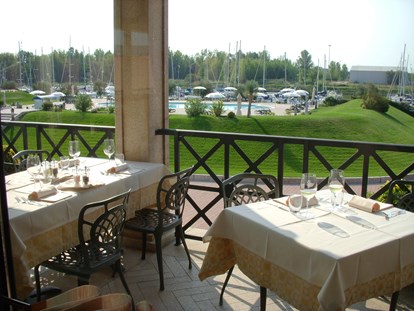 Yachthafen - Waschmaschine - Restaurant Terrasse mit Blick aufs Pool - Marina Lepanto