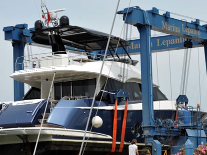 Yachthafen - Stromanschluss - Italien - Werft - 70 t Travellift - Marina Lepanto