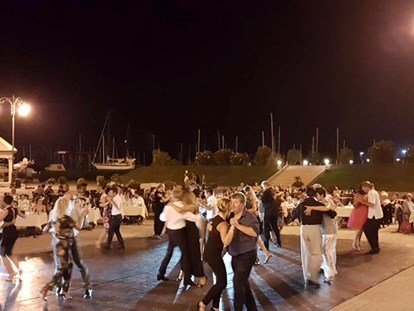Yachthafen - Duschen - Adria - Unterhaltung - Tango Abend auf dem Marina Platz "Piazzetta" - Marina Lepanto