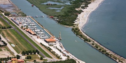 Yachthafen - Badestrand - Rovigo - Wir befinden uns am Delta des Flusses Po, nahe der Mündung, 40 Meilen südlich von Venedig. In der Nähe des Hafens gibt es ein Feriendorf und zwei Strände.
Vom Hafen aus können Sie Bootsausflüge im Po-Delta, zu Pferd und mit dem Fahrrad unternehmen. Im Hafen gibt es eine Bar / Restaurant, eine Werft und einen Kraftstoffverteiler - Porto Barricata
