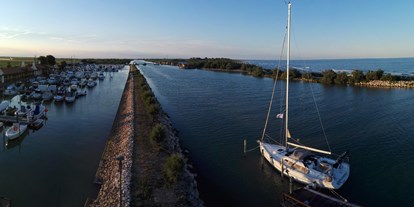 Yachthafen - Frischwasseranschluss - Adria - Porto Barricata ist gut vom Meer geschützt und bietet einen sicheren Anlegeplatz für diejenigen, die zwischen Venedig und Ravenna segeln. Der Bootsanleger ist für Boote mit einer Länge von bis zu 18 m und einem Tiefgang von bis zu 2,5 m geeignet - Porto Barricata
