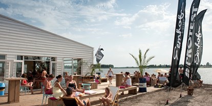Yachthafen - Abwasseranschluss - Niederlande - Privat Strand mit Beachclub und Wassersportzentrum - Jachthaven De Eemhof