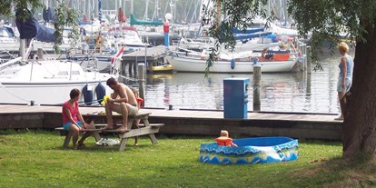 Yachthafen - Abwasseranschluss - Nordholland - rasen und schatten - Jachthaven Waterland Monnickendam Bv