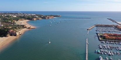 Yachthafen - Slipanlage - Algarve - Hafeneinfahrt im Hintergrund und Ankerbucht am Rio Arade mit der Einfahrt zur Marina de Portimao auf der rechten Seite - Marina de Portimao