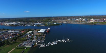 Yachthafen - Wäschetrockner - Ostseeküste - Luftbild der WERFT GRELL - Werft Grell