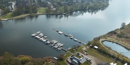 Yachthafen - Stromanschluss - Quelle: http://www.byc-buedelsdorf.com - Büdelsdorfer Yacht Club