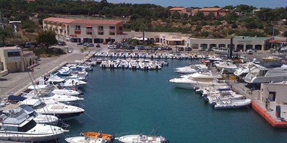 Yachthafen - Tanken Benzin - Korsika  - Bildquelle: http://www.port-de-sant-ambroggio-lumio.fr/ - Port de Plaisance San Ambroggio