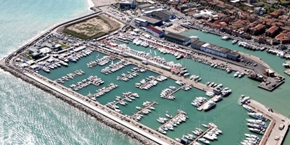 Yachthafen - Stromanschluss - Marken - Quelle: http://www.marinadeicesari.it - Marina dei Cesari